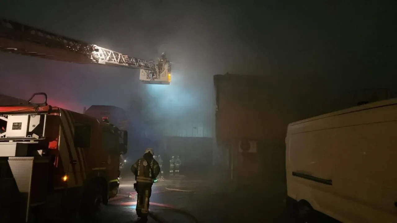 Sultangazi'de korkutan gece: Trafoda başlayan yangın kömür deposuna sıçradı