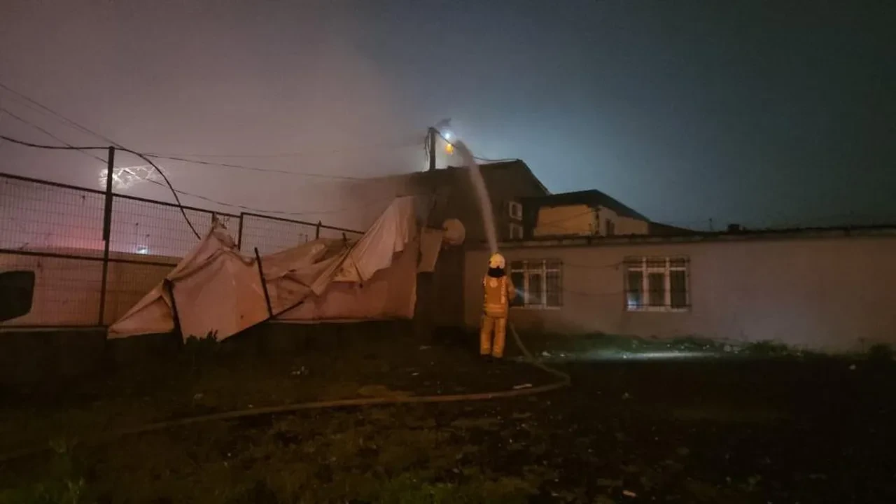 Sultangazi'de korkutan gece: Trafoda başlayan yangın kömür deposuna sıçradı