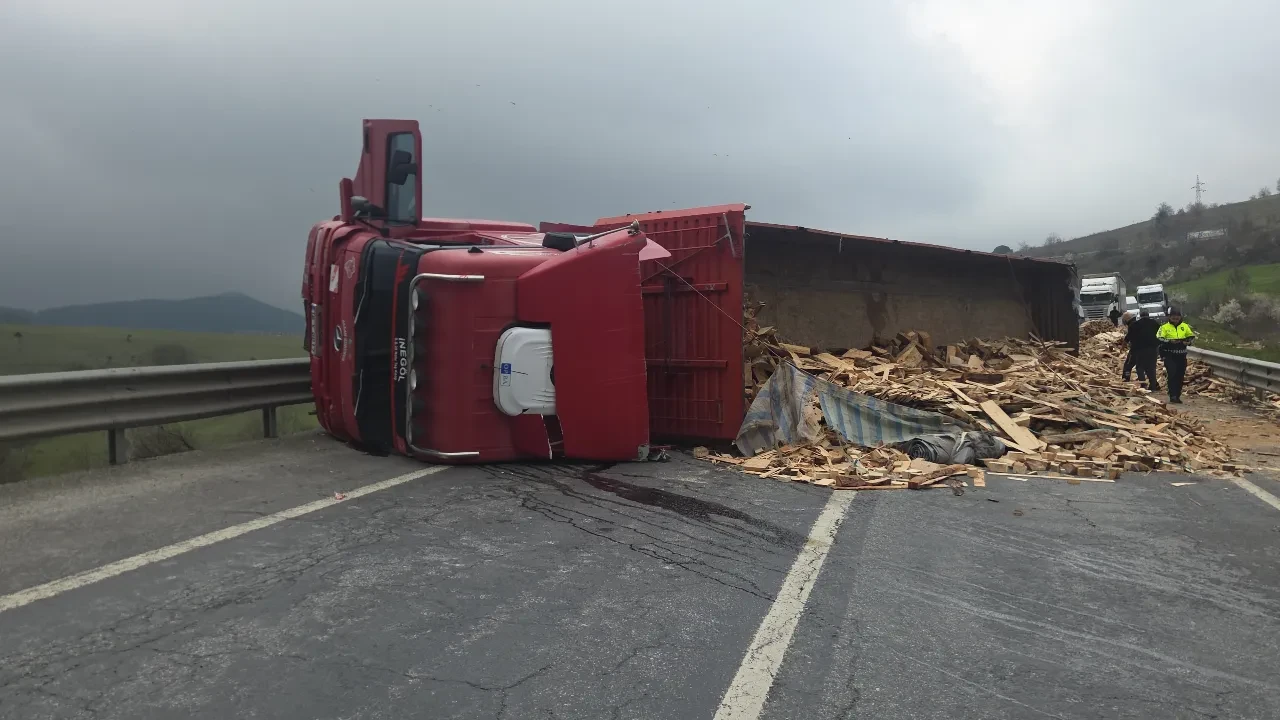 Yalova-Bursa yolu ulaşıma kapandı! Süpürgelik mevkiinde tır devrildi