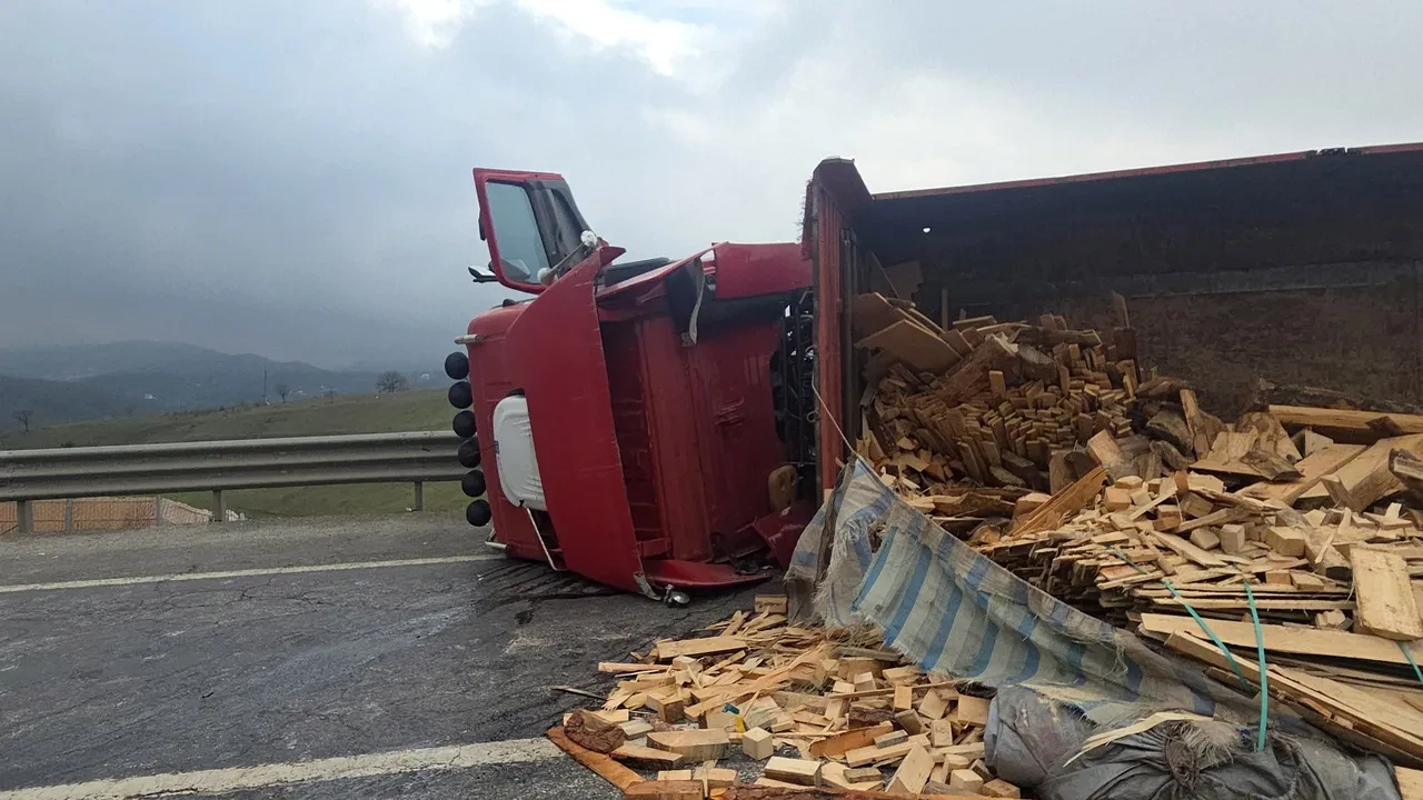Yalova-Bursa yolu ulaşıma kapandı! Süpürgelik mevkiinde tır devrildi