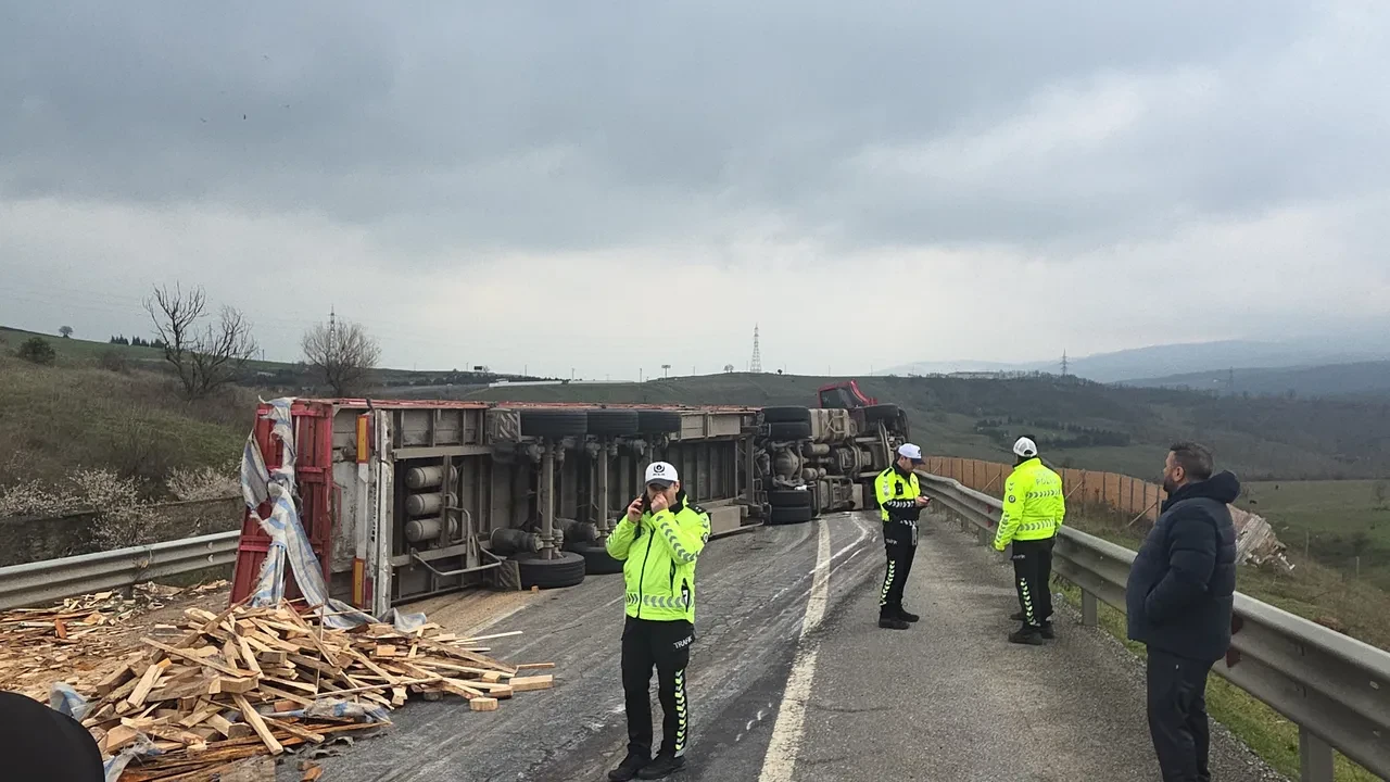 Yalova-Bursa yolu ulaşıma kapandı! Süpürgelik mevkiinde tır devrildi