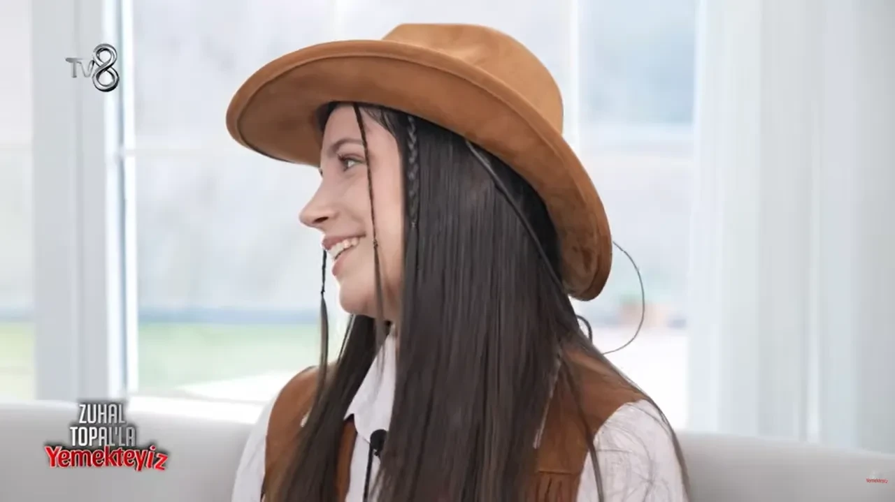 Yemekteyiz İrem Ayıkoğlu kimdir, mesleği nedir? Yemekteyiz İrem kovboy şapkasıyla dikkat çekti