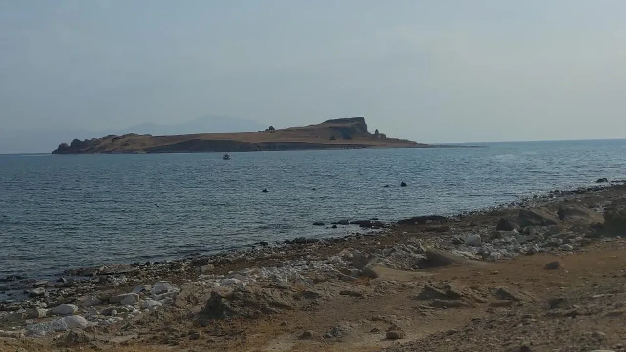 Altında devasa bir fabrika var, binlerce kişiye geçim kapısı bile oldu! Van Gölü'nün derinliklerindeki sır ortaya çıktı