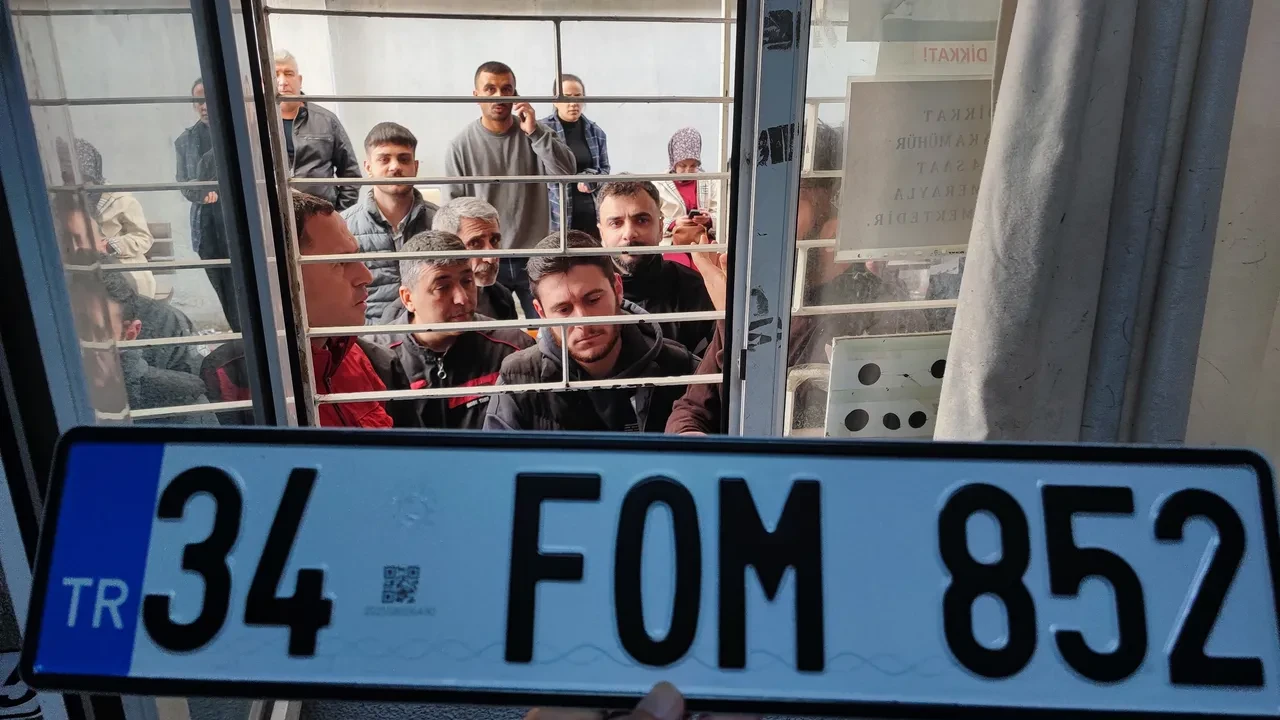 Araç sahiplerinde APP plaka paniği: Vatandaş eski plakasını da değiştirmek istiyor