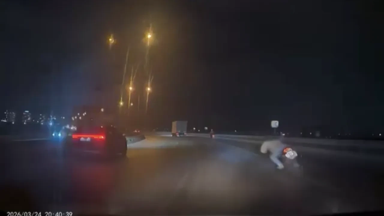 Bursa'da feci kaza! Sürücü yola böyle savruldu: Metrelerce sürüklendikten sonra yol kenarında oturdu