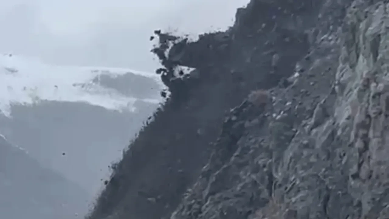 Heyelan anı saniye saniye kamerada: Yüksekova-Van kara yolunda faciadan dönüldü