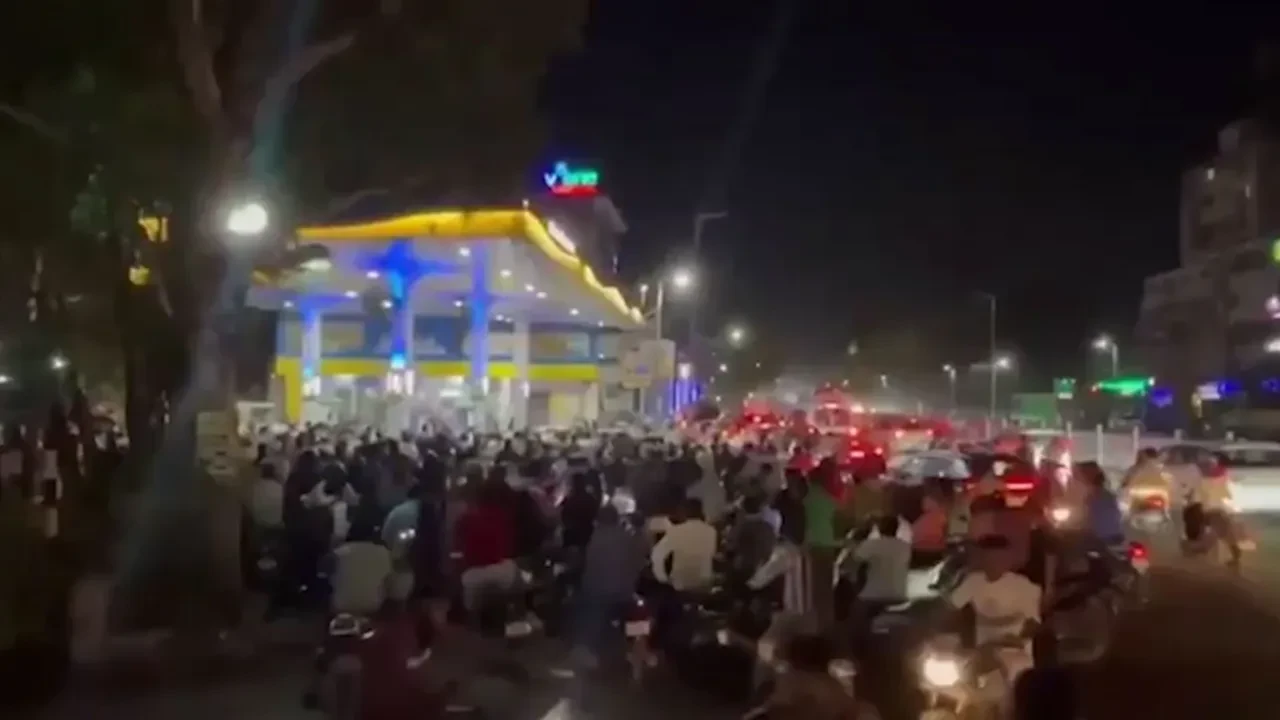 Hürmüz Boğazı kapanınca Hindistan'da benzin istasyonlarında kaos başladı