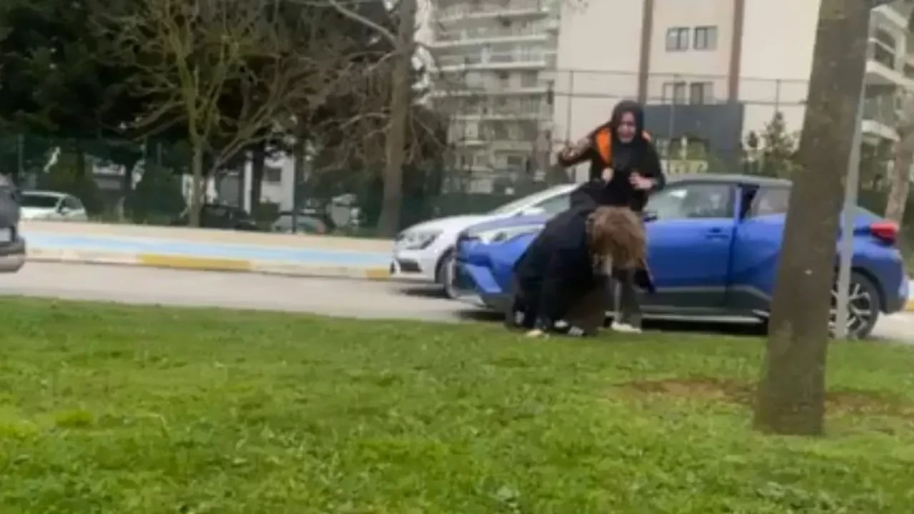 Kadın sürücüler saç saça, baş başa birbirine girdi