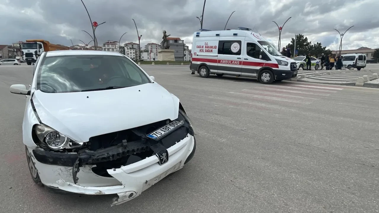 Kavşakta korkutan kaza! İki araç birbirine girdi