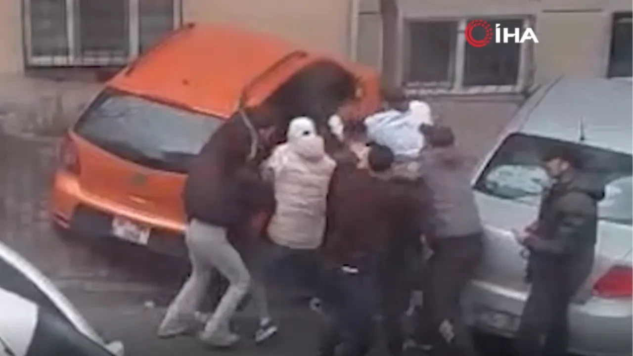 Meydan muharebesi gibi komşu kavgası: Çevredekiler zorlukla ayırdı