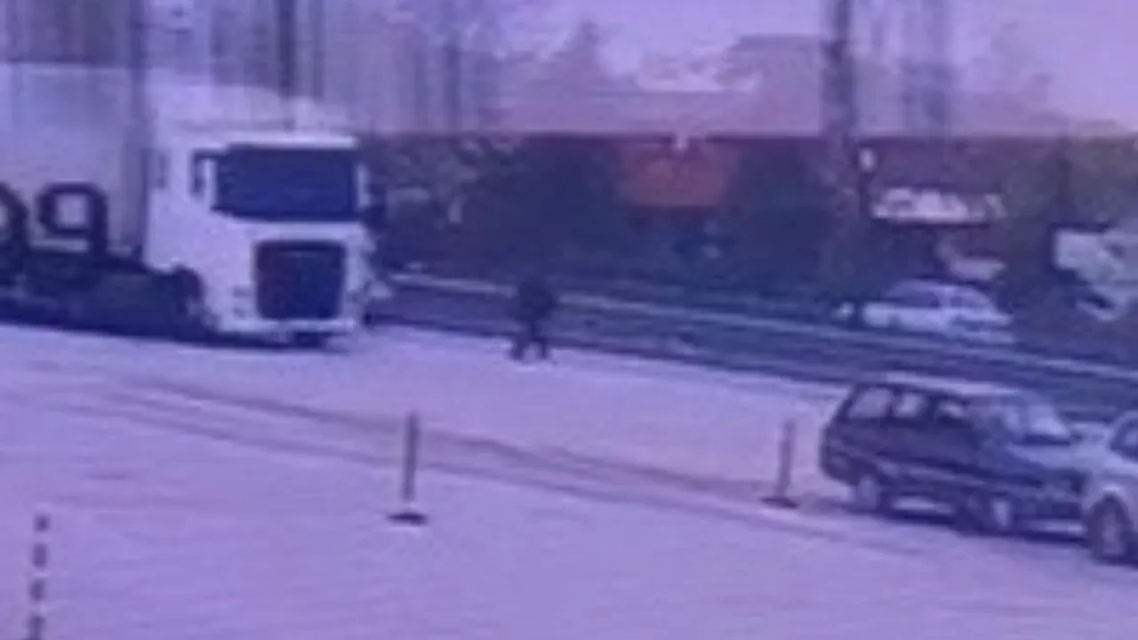 Minibüs yaşlı adama böyle çarptı! Koşarak yolun karşısına geçmeye çalıştı