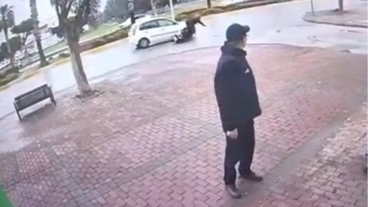 Otomobille çarpışan elektrikli bisiklet yola savruldu: Kaza güvenlik kamerasına yansıdı