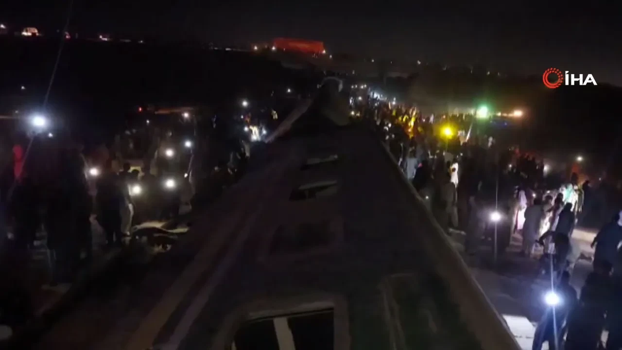 Pakistan'da tren faciası! Raydan çıkarak devrildi: Çok sayıda yaralı var