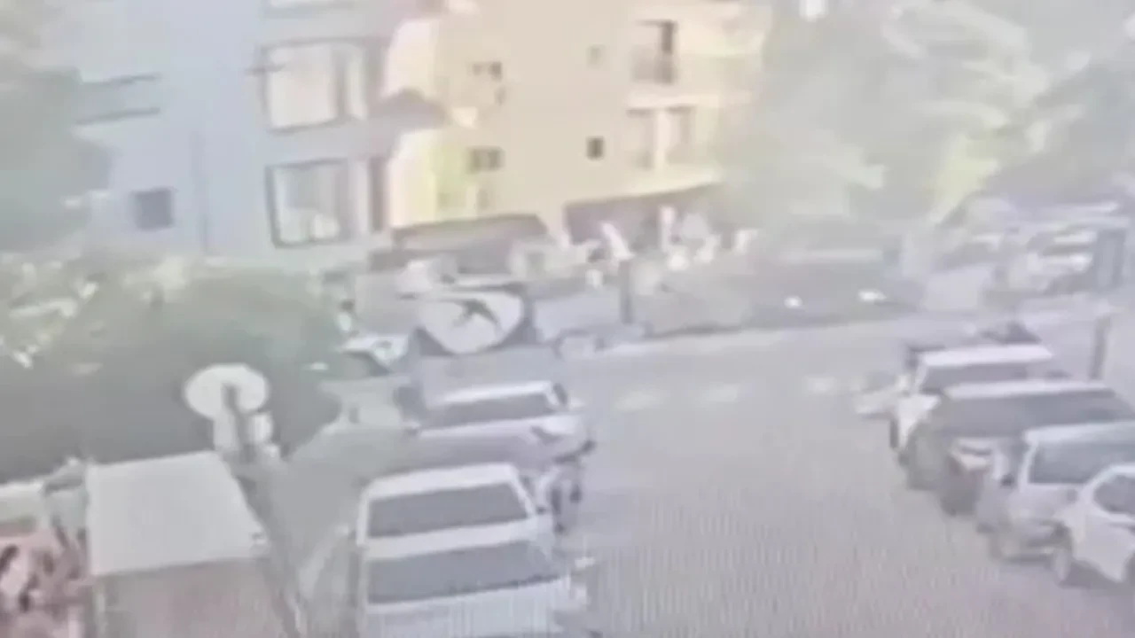 Tel Aviv'e füze düştüğü anlar ortaya çıktı! İran'dan İsrail'in başkentine saldırı