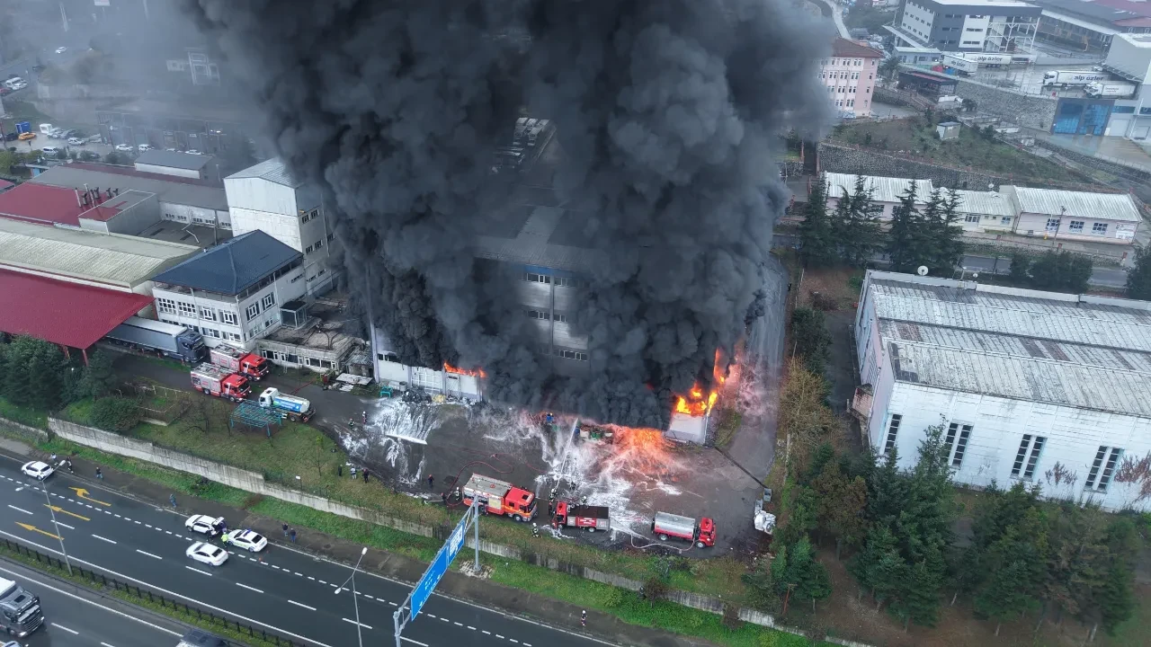 Trabzon'da korkutan fabrika yangını! Alev alev yandı