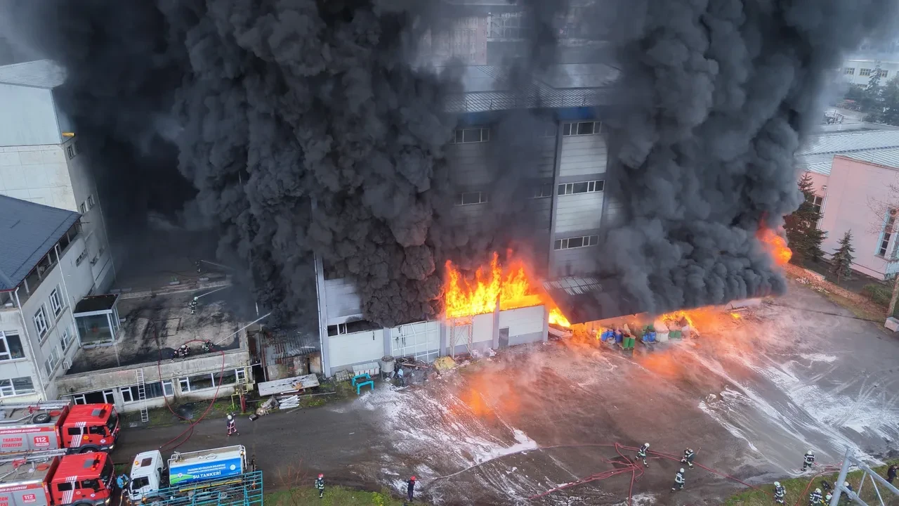 Trabzon'da korkutan fabrika yangını! Alev alev yandı