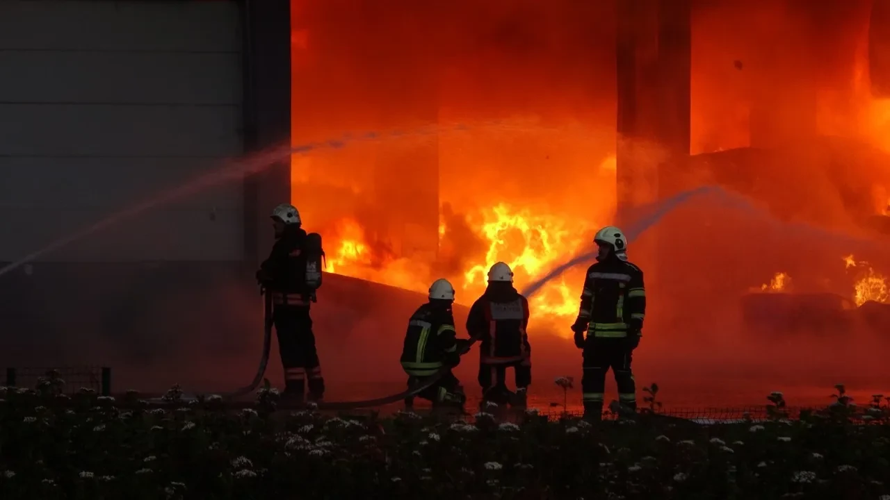 Trabzon'da korkutan fabrika yangını! Alev alev yandı