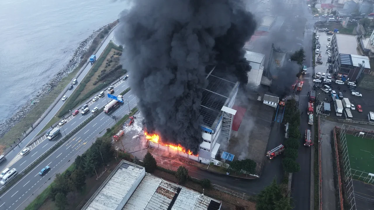 Trabzon'da korkutan fabrika yangını! Alev alev yandı