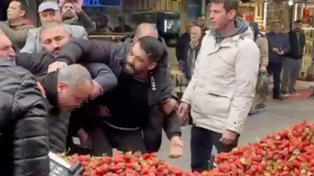 Zabıtayı tekme tokat dövdü! Kimse sakinleştiremedi, elinden polis alabildi: O anlar kamerada 