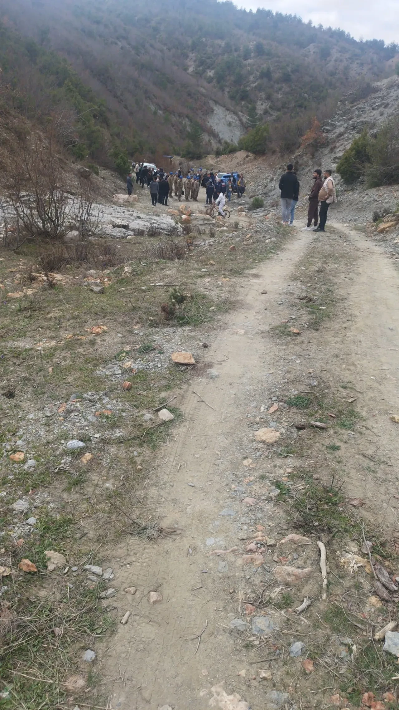 2 yaşındaki kayıp çocuk dağın zirvesinde bulundu