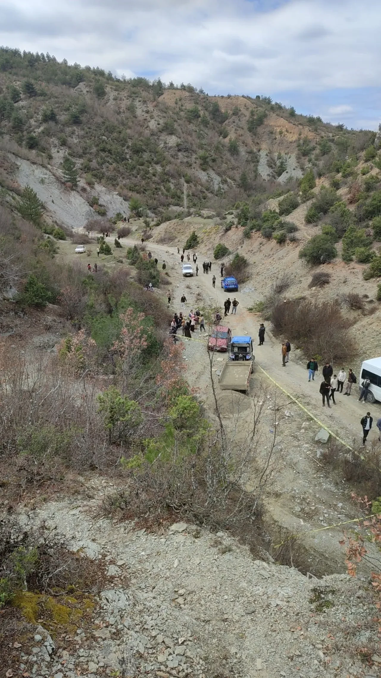 2 yaşındaki kayıp çocuk dağın zirvesinde bulundu