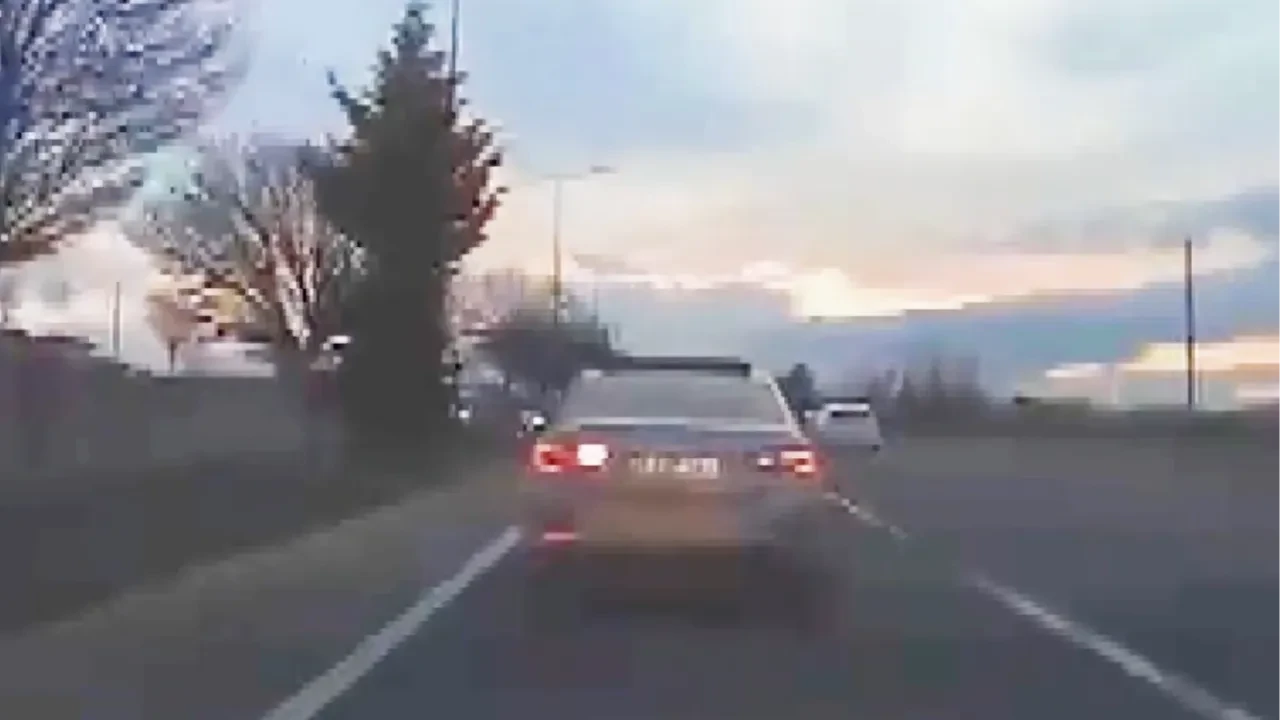 Aracıyla makas atan sürücü trafiği birbirine kattı