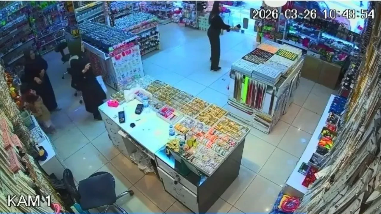 Elazığ'daki depreme alışverişte yakalandılar! Panik dolu kaçış kamerada