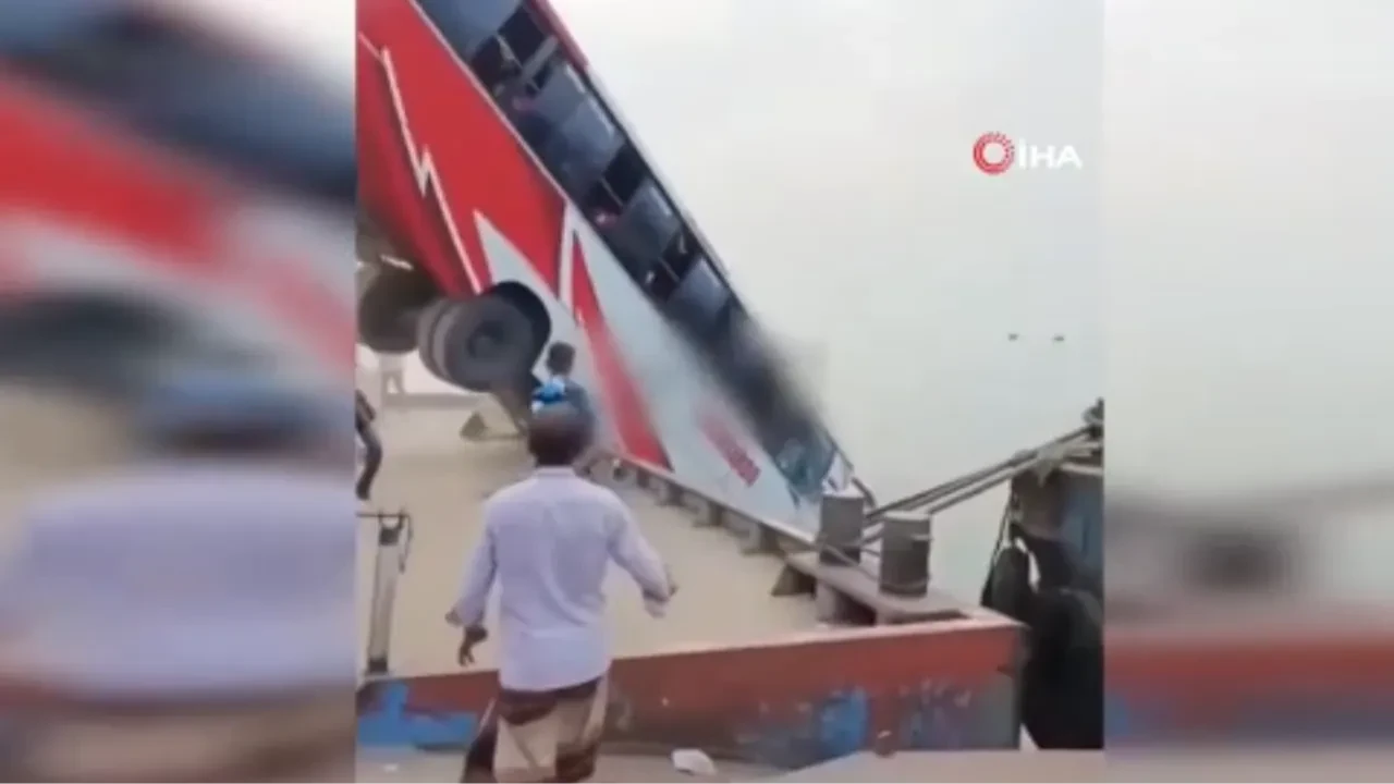 Feribota ilerleyen otobüs nehre düştü: Bangladeş'teki kazada çok sayıda can kaybı