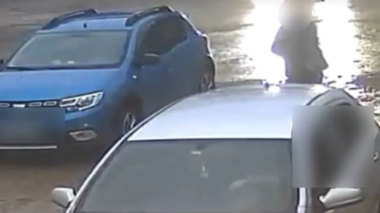 Geri gelen otomobilin altında kalmaktan son anda kurtuldu