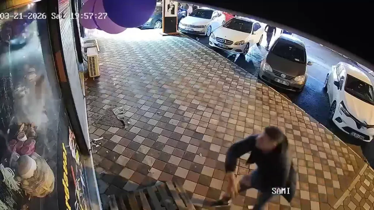 Hem suçlu hem güçlü: Kırdığı bardağın parasını ödemedi, tartışma çıkıca dükkanın camını yere indirdi