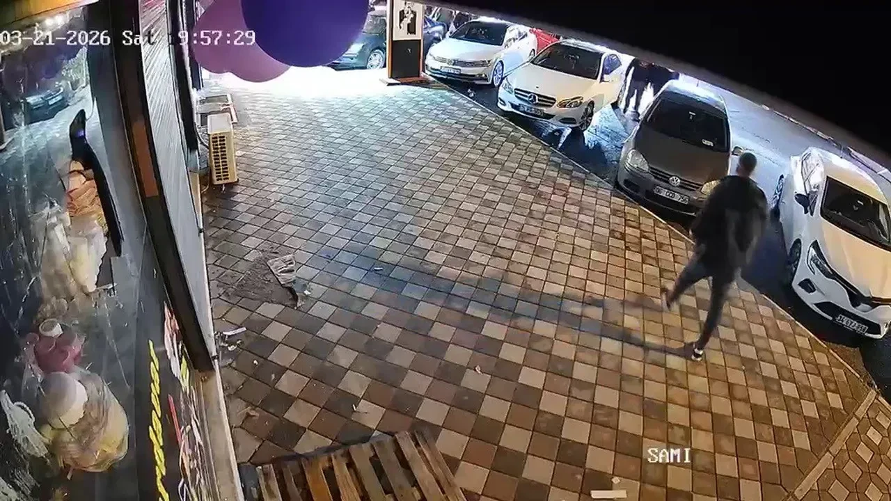 Hem suçlu hem güçlü: Kırdığı bardağın parasını ödemedi, tartışma çıkıca dükkanın camını yere indirdi