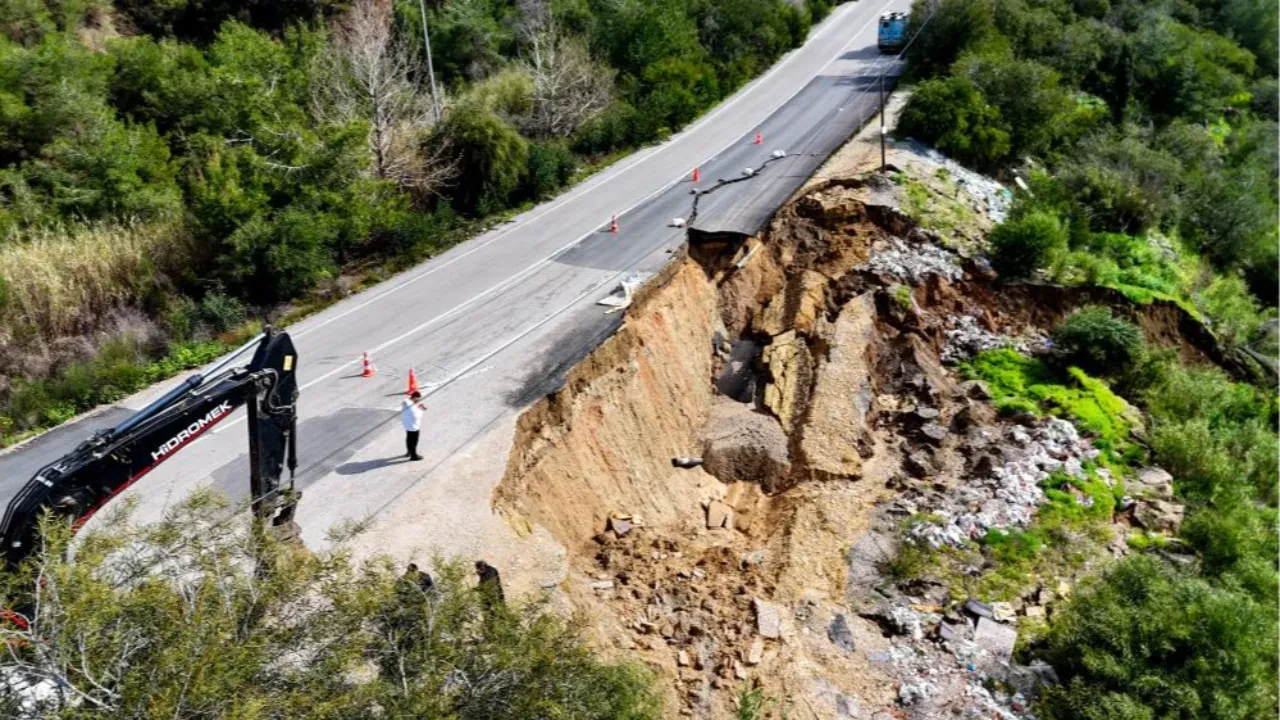 Heyelanla birlikte yol çöktü: Mahalleye su verilemiyor! 