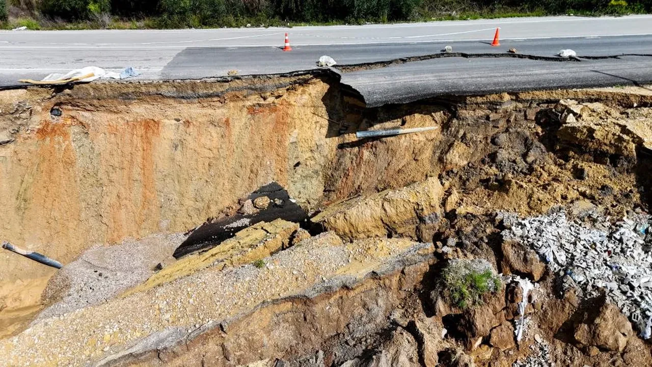 Heyelanla birlikte yol çöktü: Mahalleye su verilemiyor!