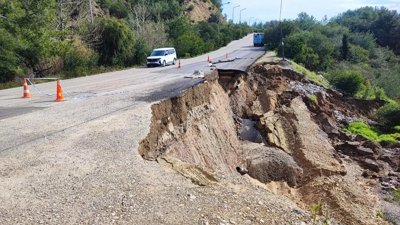 Heyelanla birlikte yol çöktü: Mahalleye su verilemiyor!