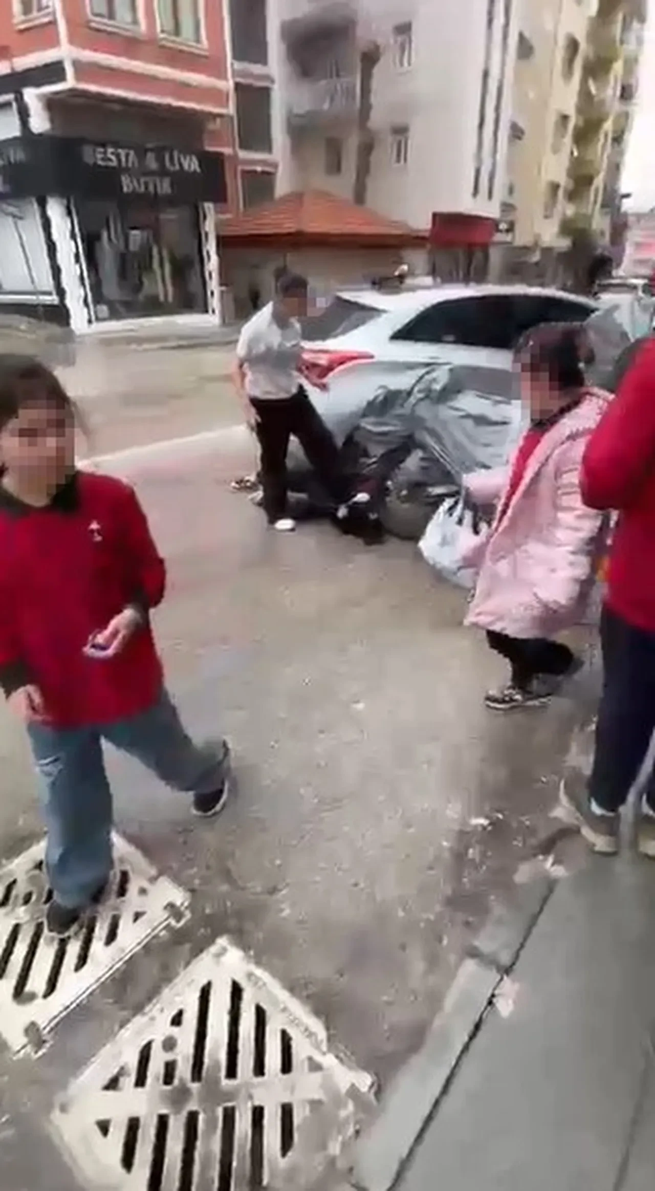 Isparta’da kan donduran görüntüler: Ortaokul öğrencisi genç kızı sokak ortasında darp edip başına bastı!