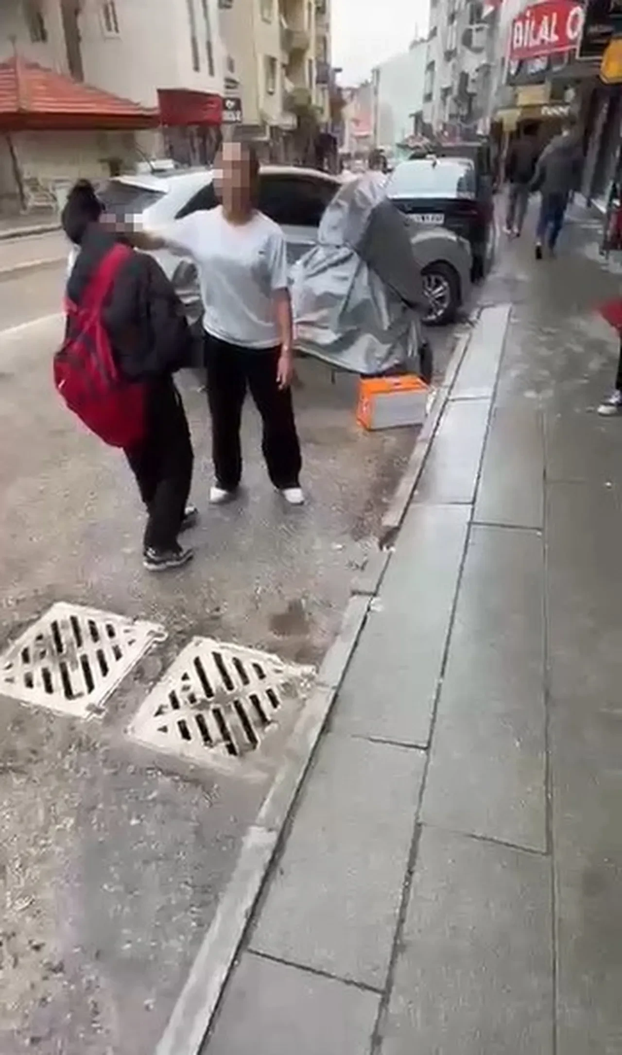 Isparta’da kan donduran görüntüler: Ortaokul öğrencisi genç kızı sokak ortasında darp edip başına bastı!