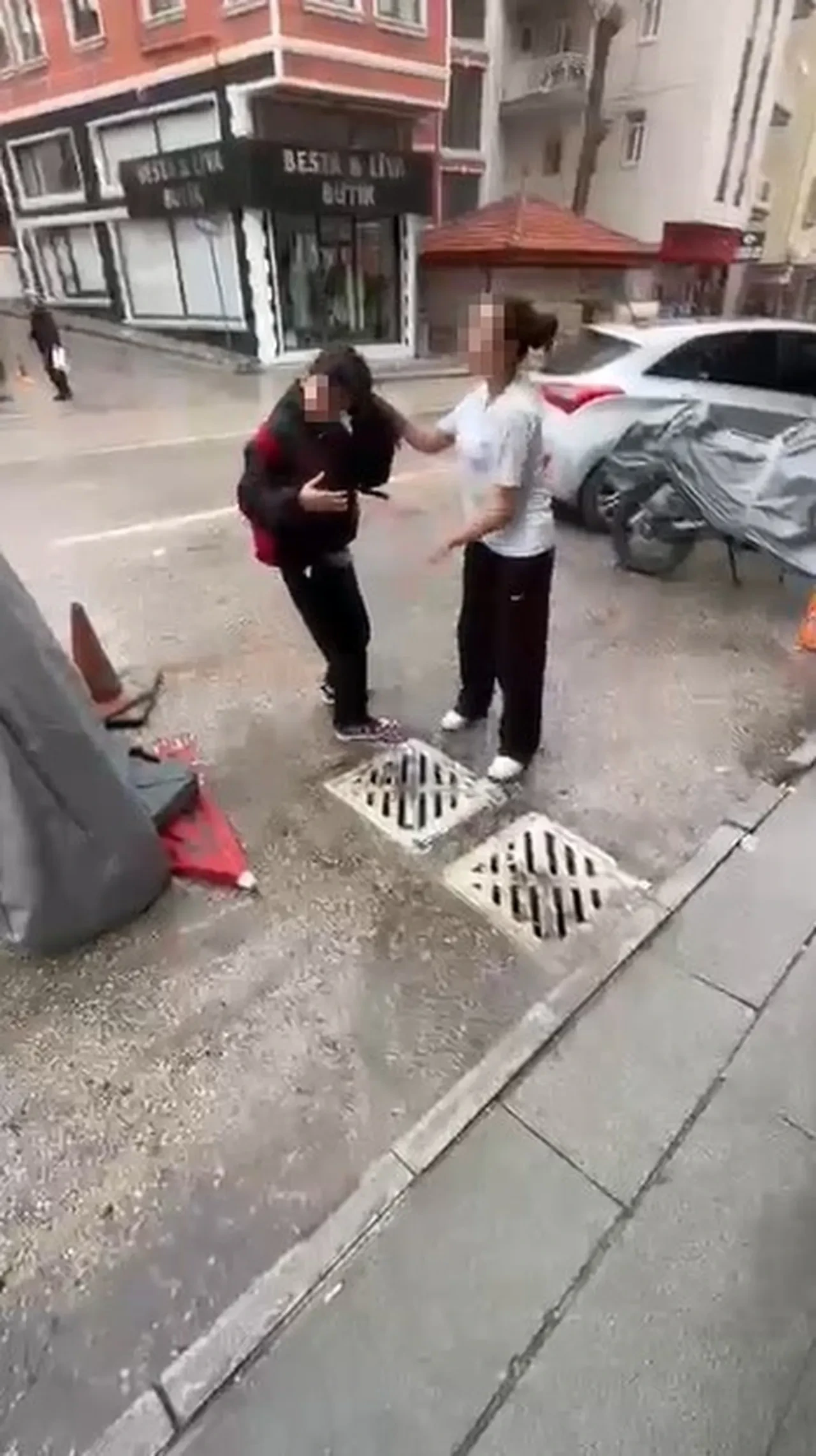 Isparta’da kan donduran görüntüler: Ortaokul öğrencisi genç kızı sokak ortasında darp edip başına bastı!