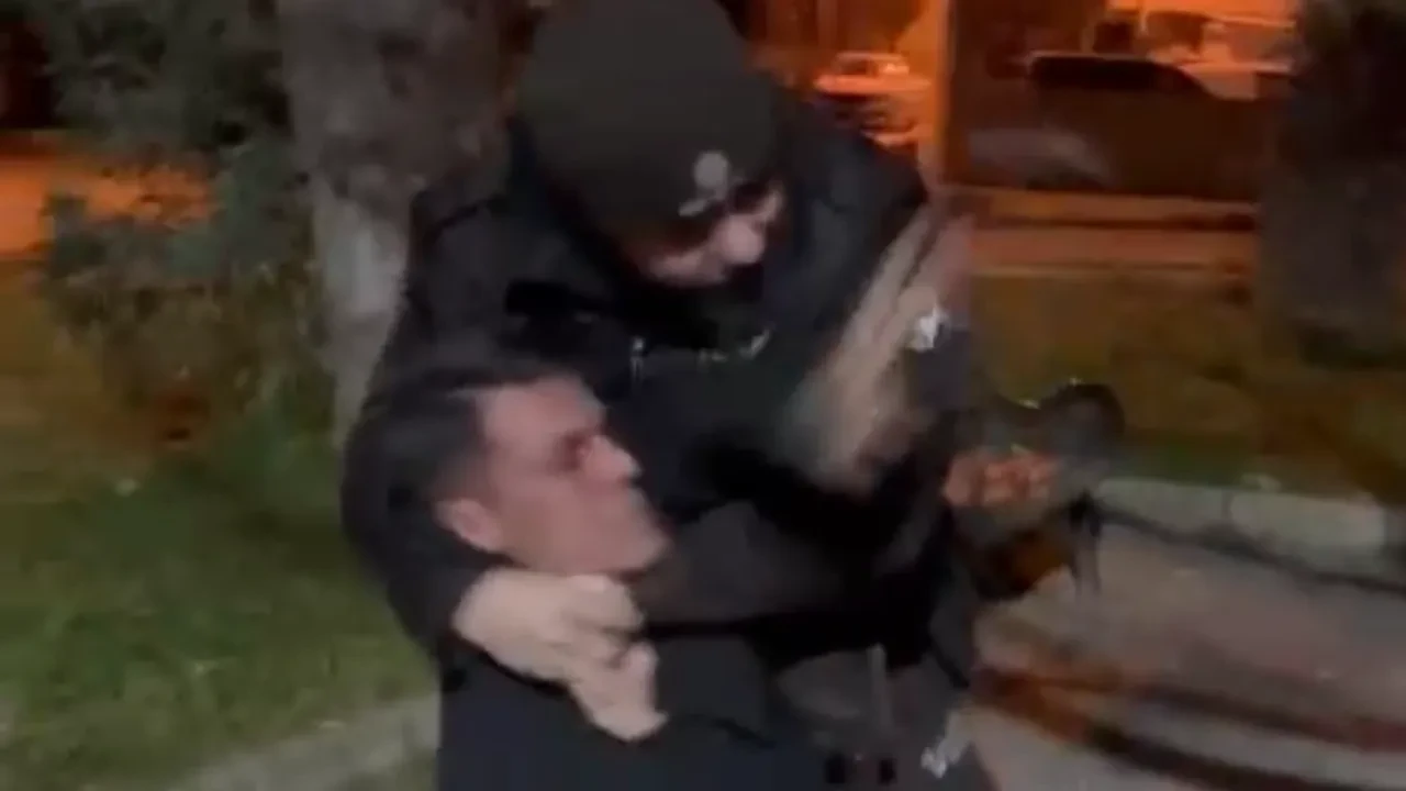 İzmir'de önce çevreyi rahatsız ettiler, sonra bekçilere saldırdılar: O anlar kamerada!