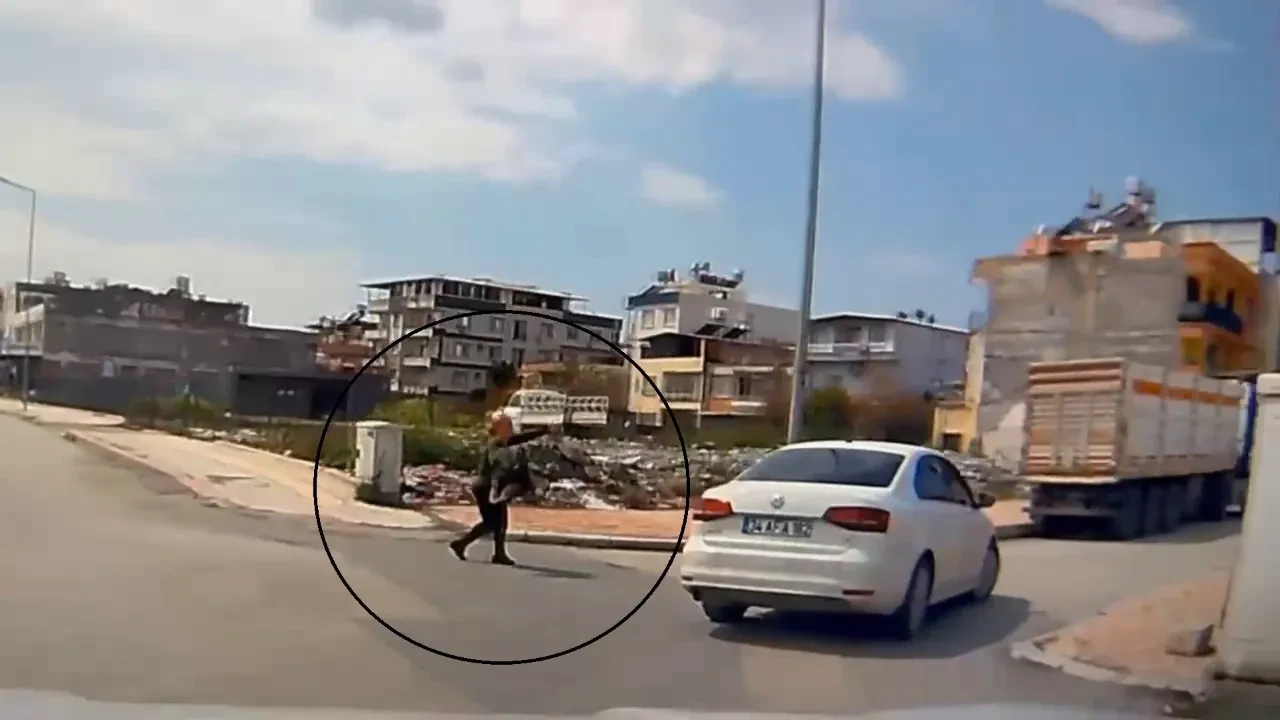 Kendi halinde yürüyen kadın boynundaki kolyeyi böyle çaldı! Şoke eden hırsızlık kamerada 