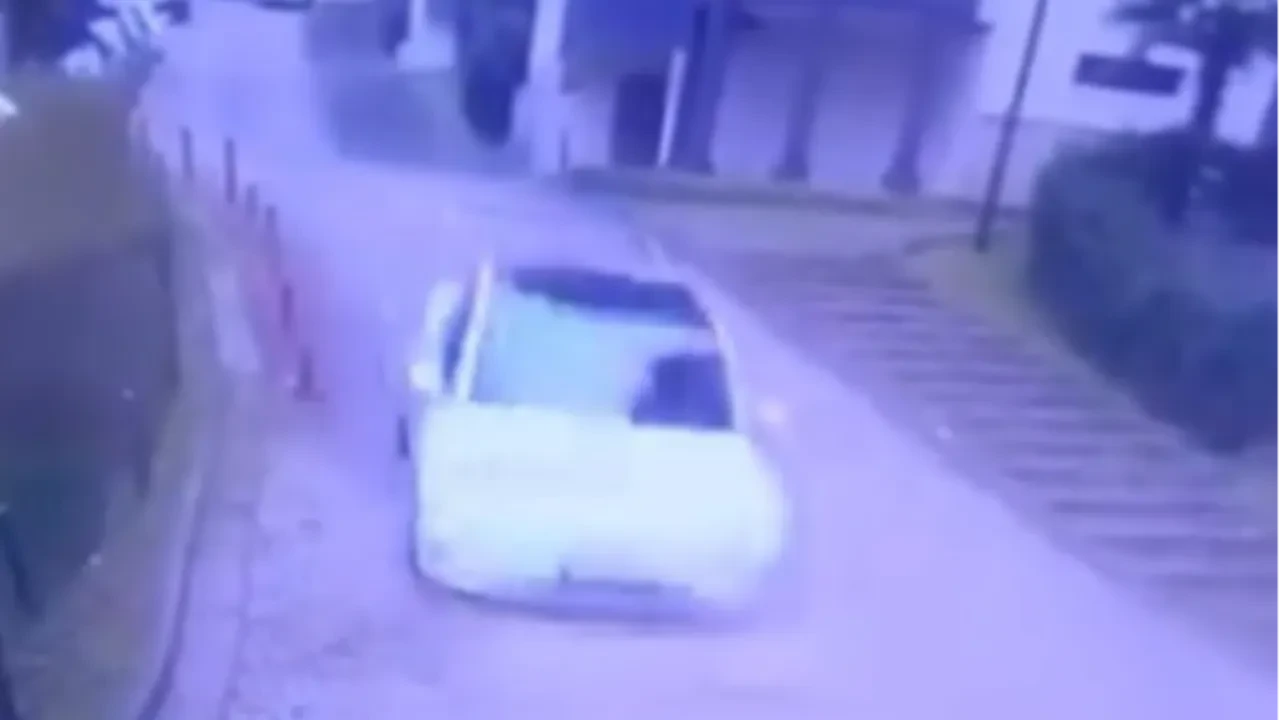 Kontrolden çıkan Tesla dehşet saçtı: Son sürat kapıyı kırdı, araçlara çarptı