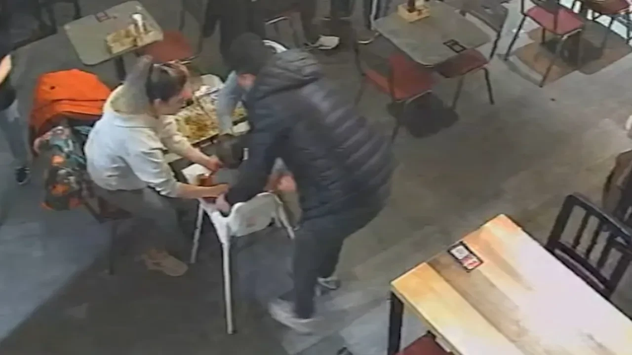Küçük bebeği Heimlich manevrasıyla kurtardı! Restorandaki panik anları kamerada