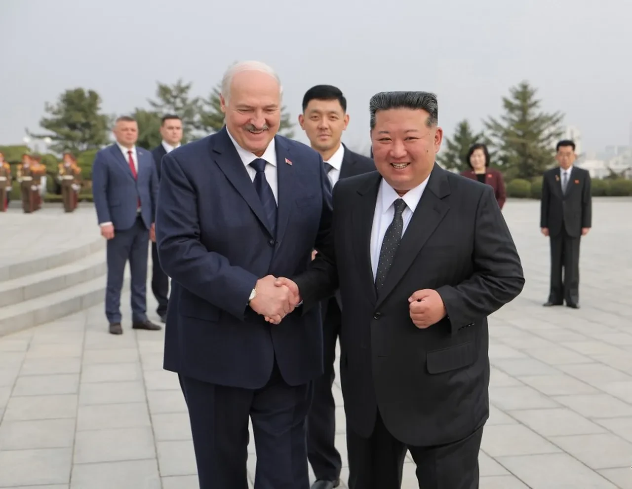 Kuzey Kore'de dikkat çeken buluşma! Belarus Devlet Başkanı Lukaşenko’ya görkemli karşılama