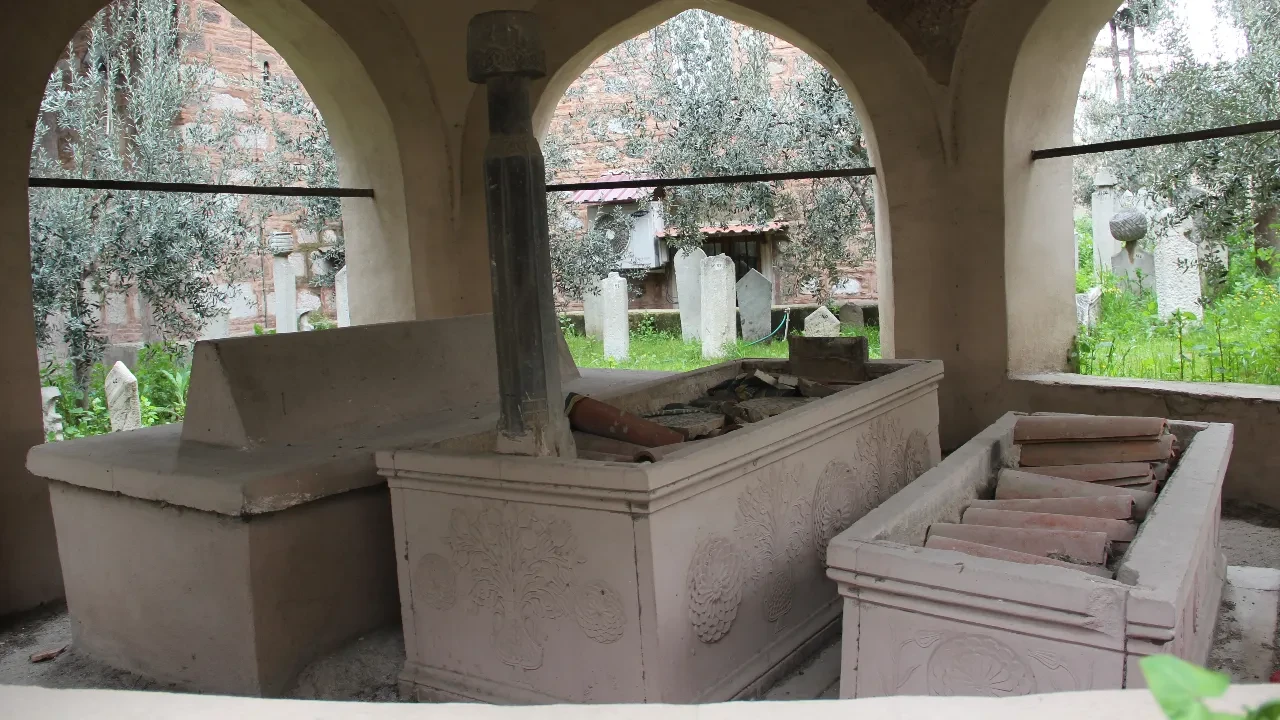 Manisa’da tarihe büyük saygısızlık: 500 yıllık hazireyi tahrip ettiler