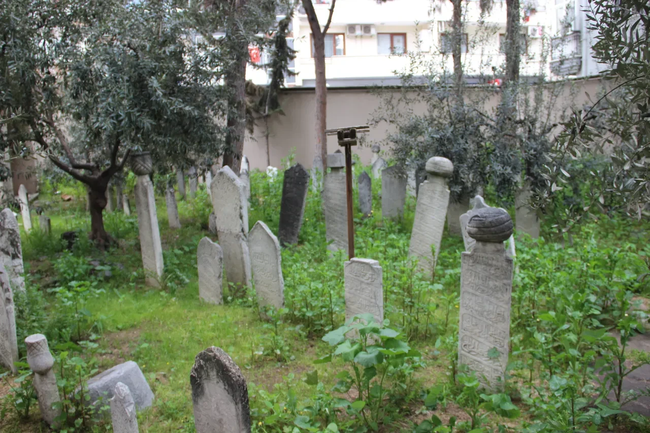 Manisa’da tarihe büyük saygısızlık: 500 yıllık hazireyi tahrip ettiler