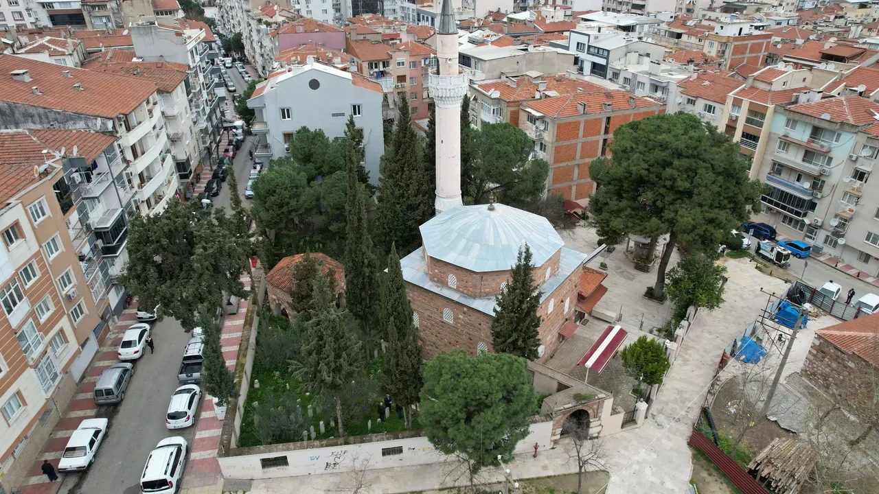 Manisa’da tarihe büyük saygısızlık: 500 yıllık hazireyi tahrip ettiler