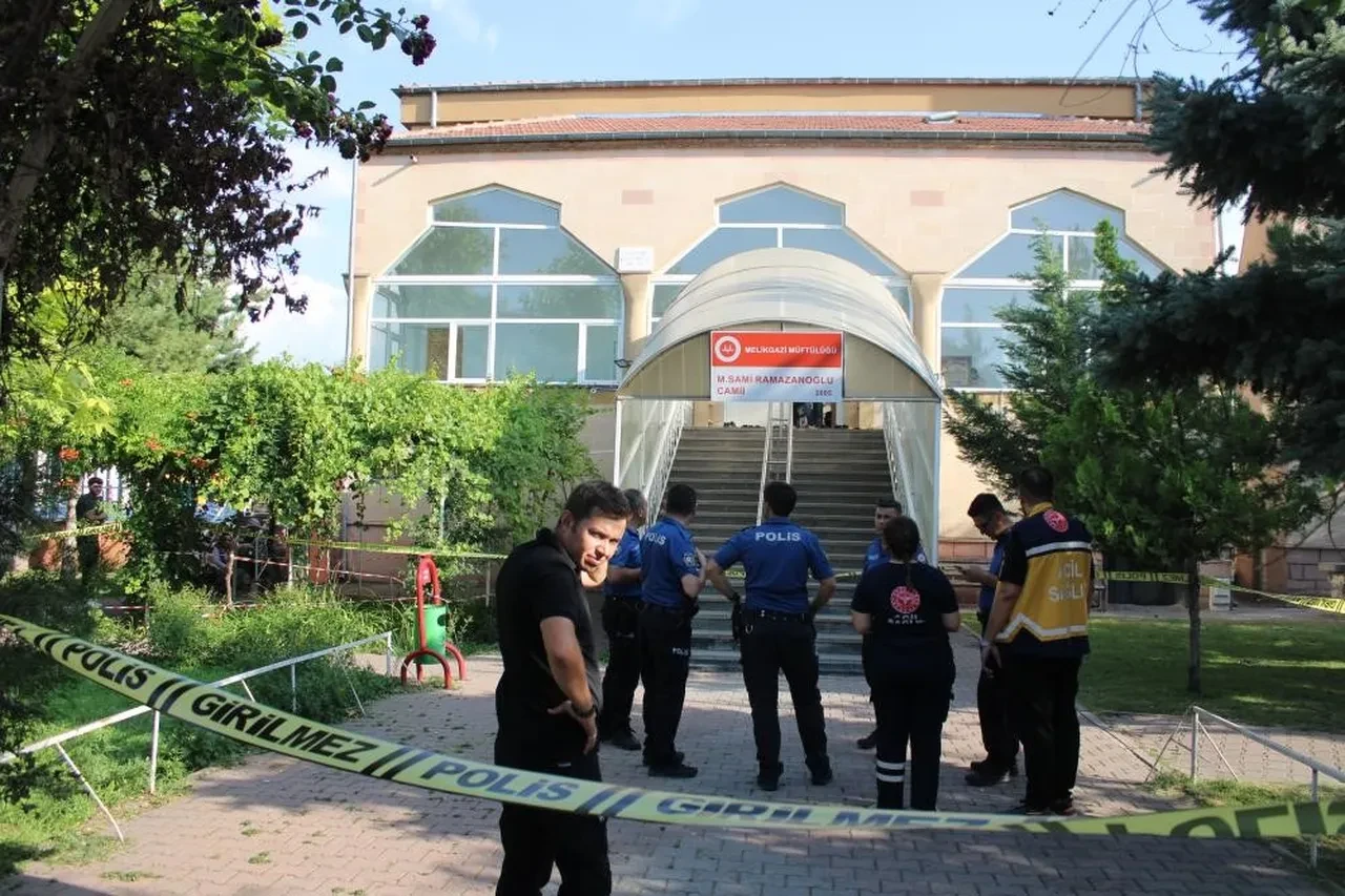 Namaz kılarken komşusunu öldüren sanığa ‘haksız tahrik’ indirimi: Eşinden helallik istedi