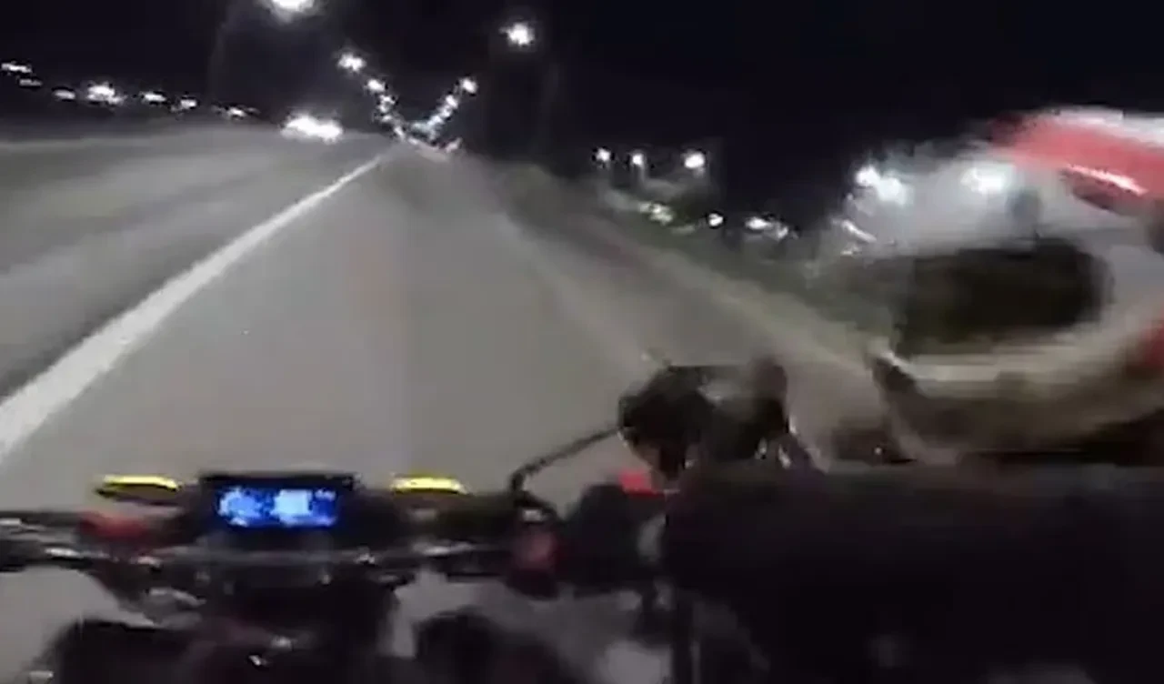 Otobanda hızla giden motoru tek bir hamle ile çaldılar! Arjantin'de akılalmaz hırsızlık