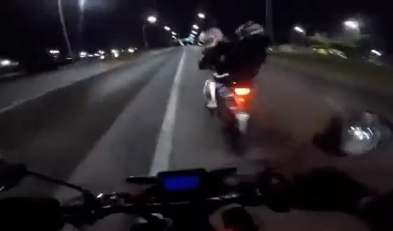 Otobanda hızla giden motoru tek bir hamle ile çaldılar! Arjantin'de akılalmaz hırsızlık