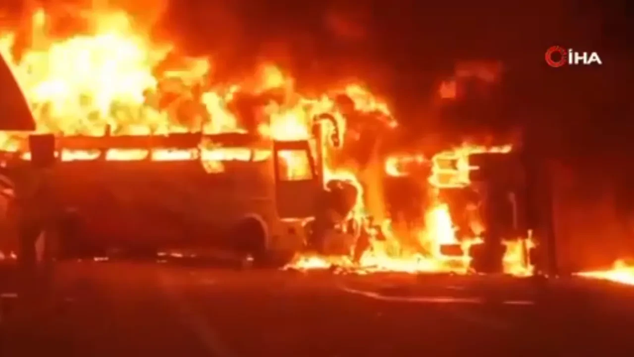 Otobüs, kamyonla kafa kafaya çarpıştı! Facia gibi kaza Hindistan'da yaşandı