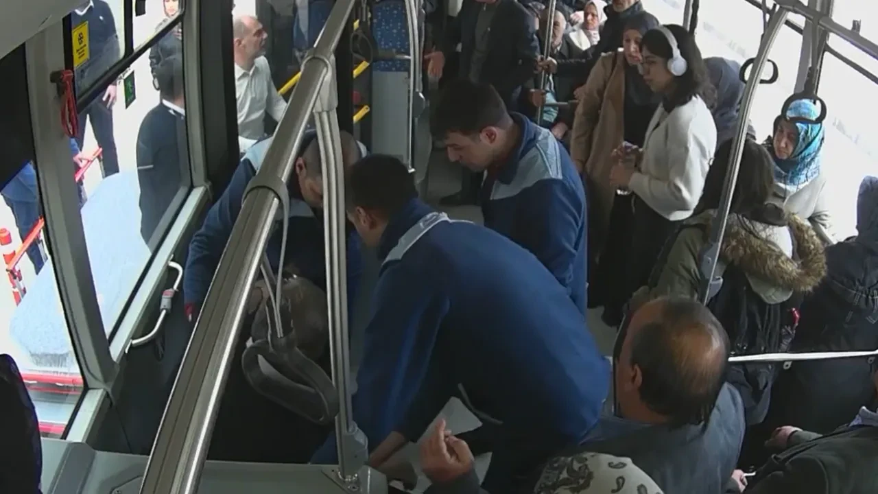 Otobüs şoförü yolcunun hayatını kurtardı! O anlar araç içi kamerasında